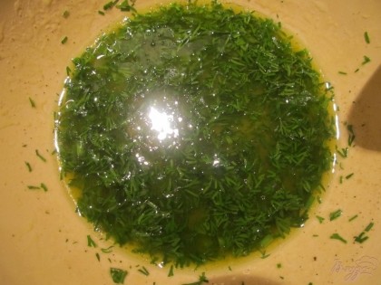 Смешиваем в отдельной посуде оливковое масло, соль лимона, порубленную зелень, перец и соль.