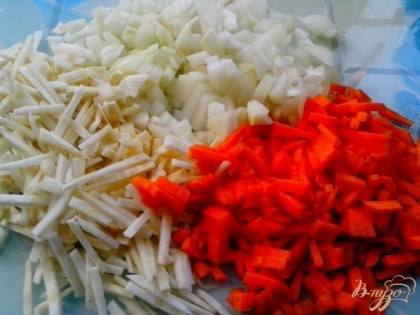 Предварительно отварить бульон из говяжьей грудинки с луком и морковью. Фасоль замочить на 1,5-2 часа или на ночь. Нарезать мелко лук, морковь и коренья.