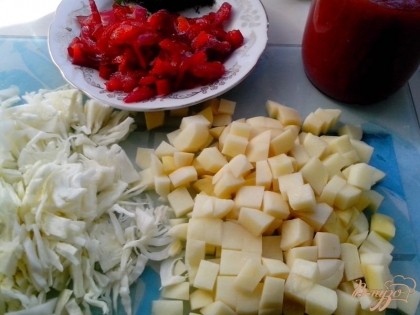 Нарезать небольшими кубиками картофель и нашинковать капусту.