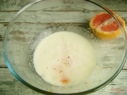 Добавьте в миске сок половины крупного грейпфрута. Вместе с соком в тесто попадут и кусочки мякоти плода, не вынимайте их – мякоть добавить необычную изюминку готовым блинчикам.