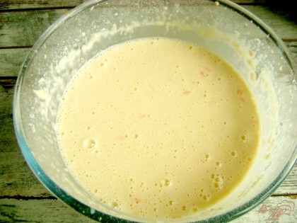 Залейте оставшееся молоко, а затем влейте тонкой струйкой кипяток, постоянно помешивая тесто.