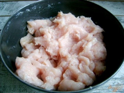 Куриную грудку прокрутить через мясорубку или блендер. Добавить немного соли.