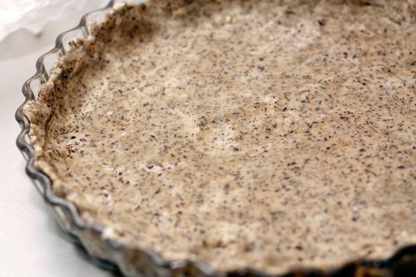 Распределите тесто в форме для выпечки слоем в полсантиметра, наколите вилкой в нескольких местах.
