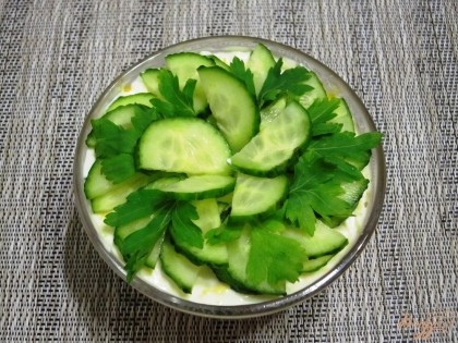 Готово! Перед тем, как подавать, украсить салат листочками петрушки. Приятного аппетита!