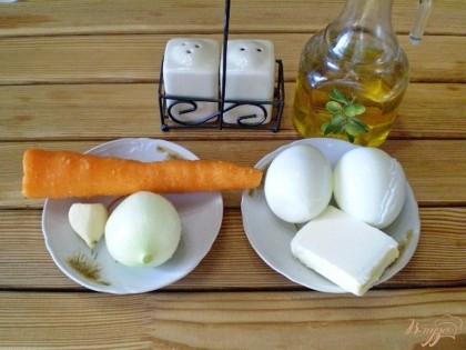 Отварите яйца, очистите овощи. Лук и морковь пожарьте на масле.