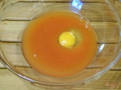 Яйцо с томатом смешиваем. Если томат густой - добавьте водички.