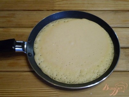 Смажьте сковородку для блинов подсолнечным маслом. Пережарьте блины с двух сторон до румяной корочки.