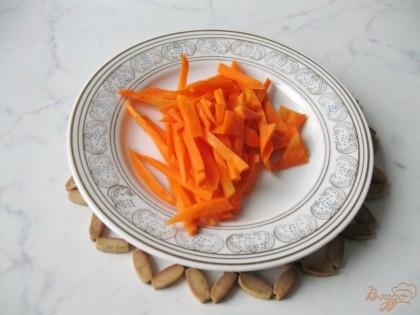 Морковь режем произвольно.