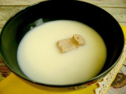 Возьмите теплое молоко, прессованные свежие дрожжи и сахар. Соедините эти ингредиенты в миске и перемешайте. Дрожжи должны полностью раствориться в молоке.
