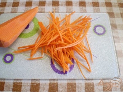 Морковь тоже красивее будет смотреться на крупной терке.