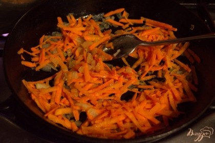 Пока горох варится, обжариваем лук, добавляем морковь.Добавляем бекон, нарезанный кубиком. Все обжариваем и выключаем.