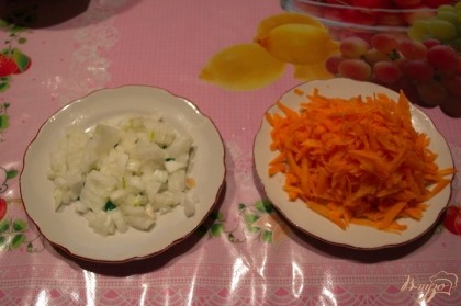 Лук и морковь нарезать мелко. Морковь можно натереть на терку.