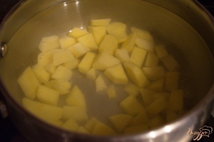 Очистите картофель. Нарезаем его кубиком и помещаем в кастрюлю для супа. Заливаем кипятком и ставим вариться.