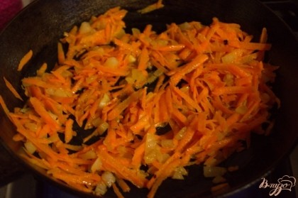 Добавляем морковь.Вместе с овощами добавьте грибы. Я использую замороженные.
