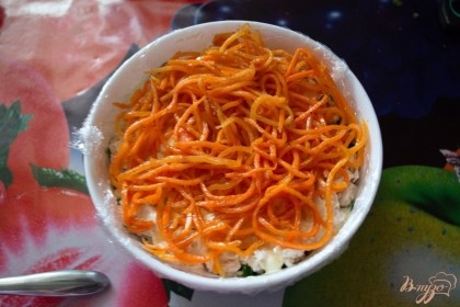 Смажьте майонезом и теперь очередь корейской морковки. Я этого не сделала, но вам рекомендую ее немного нарезать. Готовый салат будет легче кушать.