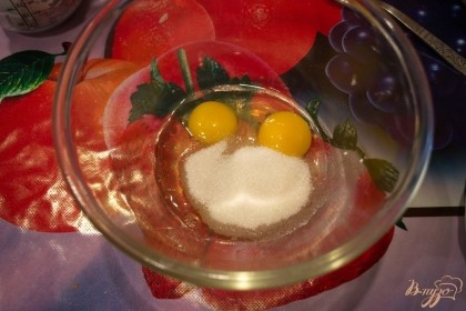 Яйца разбить в миску. Добавить сахар.ДОбавьте соль и разрыхлитель.