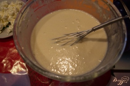 Просейте муку. Замесите тесто. Влейте 2 ст. ложки растительного масла. Дайте тесту постоять 20 минут.