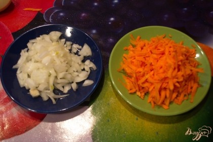Морковь и репчатый лук измельчаем. Морковь натрите на крупной терке, а лук измельчите ножом или взбейте в блендере.