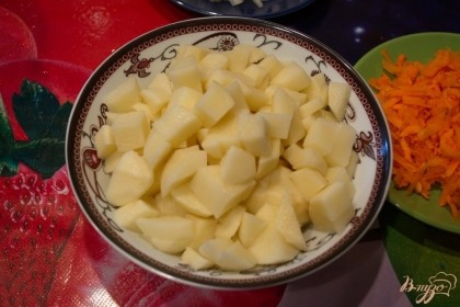 Очистите картофель и нарежьне мелко. Если кубики будут слишком большие, они будут долго готовиться.
