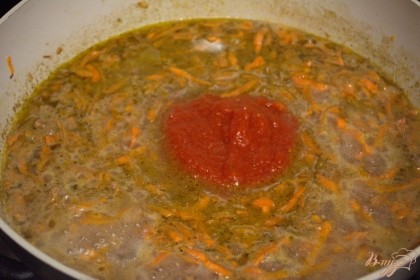 Добавляем немного томатного соуса. Его можно заменить томатной пастой, добавив немного сахара.