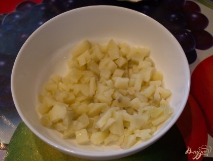 Картофель нарезаем мелким кубиком.
