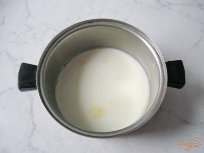 К яйцам наливаем молоко. Кладем чайную ложку сахара и половину чайной ложки соли.