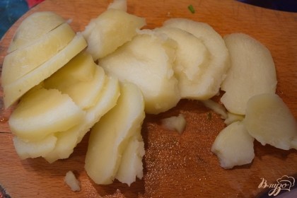 Картофель очищаем от шкурки и нарезаем на довольно большие ломтики.