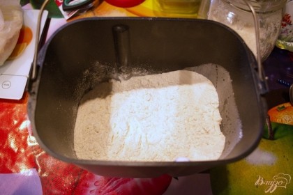 Сухие продукты добавьте в хлебопечку(кроме изюма и творога). Добавьте сахар. В оригинальном рецепте было указано 80 гр, но это слишком мало. У вас получится пресный хлеб. Смело кладите 150 гр или даже 200 гр. Хуже не будет, только слаще получится. Добавьте ваниль и соль.