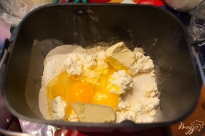 Добавьте яйца, теплое молоко. Установите ведерко в хлебопечку. У меня хлебопечка Панасоник. Использую режим № 03 - обычая программа для выпечки хлеба(с изюмом).Время  замеса-приготовления-выпечки 4 часа.