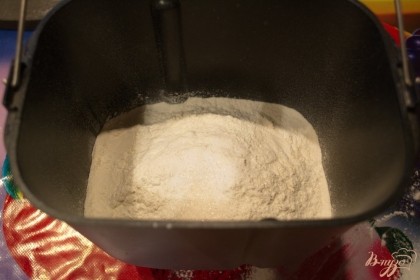 Замес теста буду делать в хлебопечке Панасоник, где, согласно инструкции, сначала закладываю сухие продукты, а потом мокрые. Итак просейте муку. Добавьте соль.