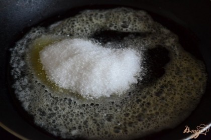 На сковороде растопить сливочное масло, выложить сахар дать ему растаять.Затем добавить дольки груш. Потушить до испарения выделившегося сока.