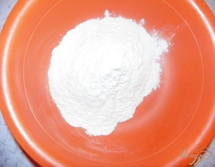 В большую миску просеиваем муку с солью и ванильным сахаром.