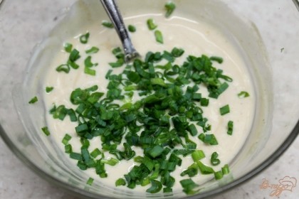 В горчичный соус добавляем порезанный зеленый лук.