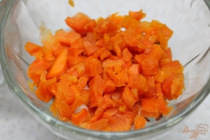 Далее слой из порезанной отварной моркови, так же покрываем морковь соусом.