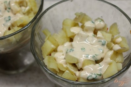  Отварную картофель нарезаем и укладываем следующим слоем. Картофель поливаем соусом.