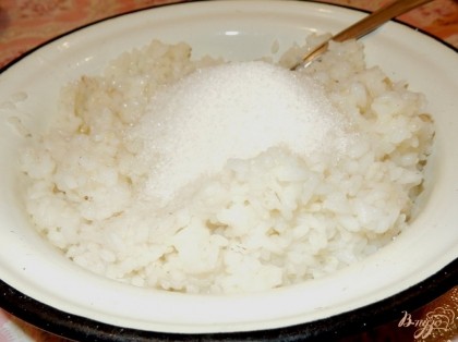 Рис промываем и отвариваем до готовности. Добавляем в рис сахар, перемешиваем.