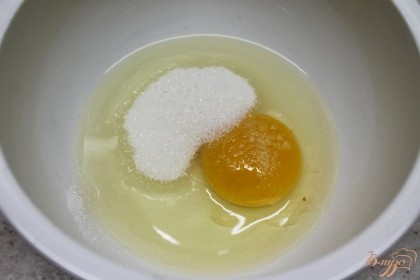 Яйцо и сахар соединяем в миске, добавляем соль и взбиваем до появления пены.