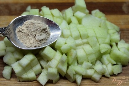 Яблоко чистим, режем кусочками, посыпаем молотым имбирем и добавляем в творожное тесто.