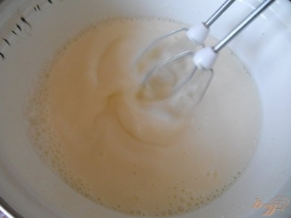 В глубокой миске соединяю молоко со сметаной, добавляю соду и перемешиваю. Добавляю сахар, ванилин и яйца, перемешиваю.
