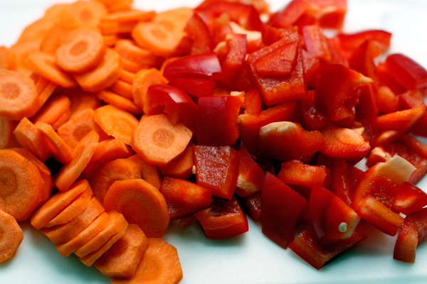 Нарежьте морковь и сладкий перец.