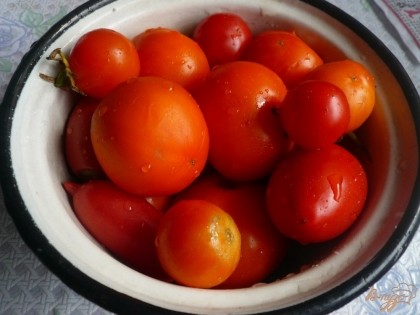 Из помидор готовлю томатный соус (можно взять готовый). Помидоры мою, перемалываю в блендере, довожу эту массу до кипения на несильном огне, добавляю соль и после закипания варю 5 минут. Даю соусу остыть. Желательно протереть соус через сито, чтобы избавиться от семян помидор.