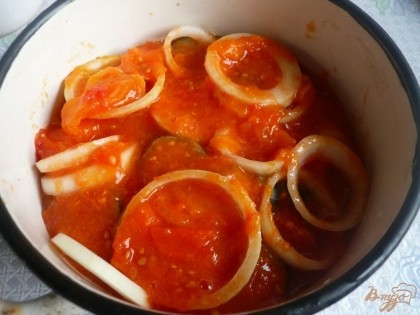 Заливаю всё томатным соусом. Убираю скумбрию в холодильник на 2-3 дня.