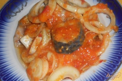 Готово! Скумбрия в томатном соусе готова, не забудьте к ней картошки отварить. Приятного аппетита!