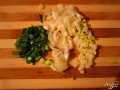 Нарежьте мелко зеленый лук и обычный.