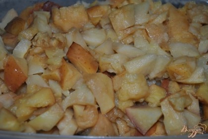Убрать сердцевину и нарезать печеные яблоки