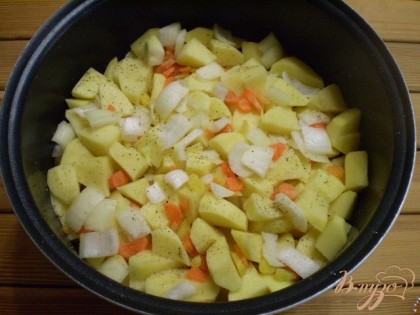Готово! Накрываем картофелем, овощами. Наливаем воду. Ставим в мультиварку на режим "плов" на 1час 10 минут. Готовое блюдо подавать с зеленью. Приятного!