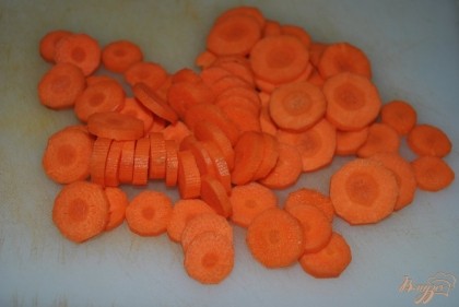 Морковь очистить и нарезать кольцами