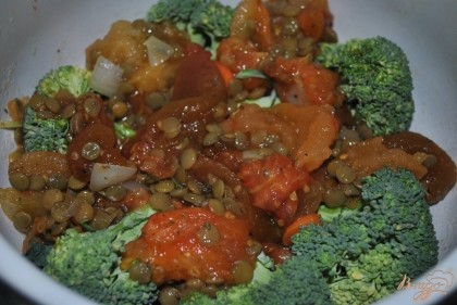 Сложить томаты и брокколи в форму для выпечки. Накрыть фольгой и выпекать в духовке 40 минут, пока брокколи не станет мягкой.
