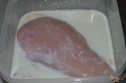 Куриную грудку хорошо помыть и поместить в контейнер с молоком и солью. Так оставить ее для маринования на 2-3 часа.