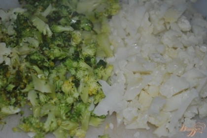 Нарезать мелко брокколи и капусту